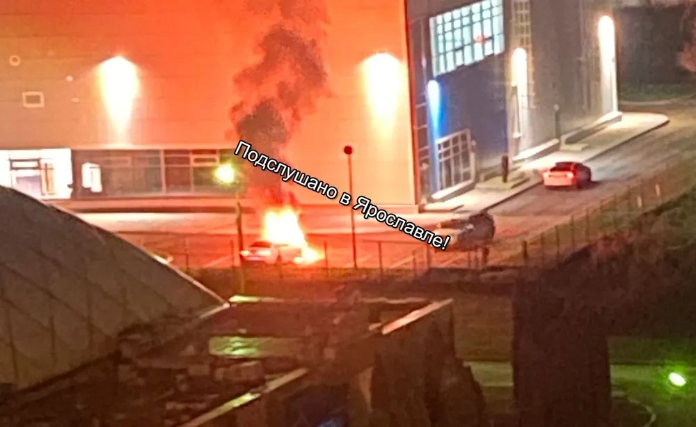 Возле нового бассейна в Ярославле сгорела машина
