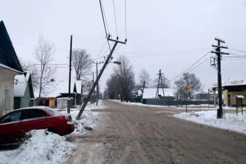 Рейсовый автобус в Ярославской области въехал в линию электропередач-ФОТО