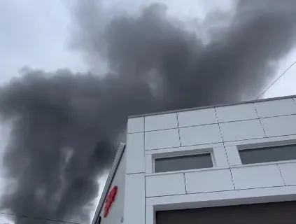 В Ярославле горит автотранспортное предприятие