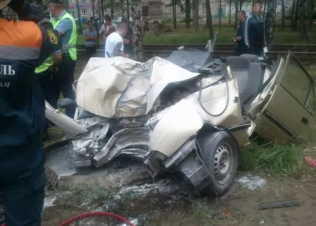 В Ярославле иномарка въехала в столб