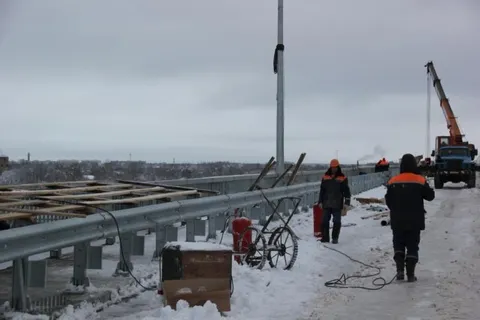 На Октябрьском мосту установили 11 опор освещения