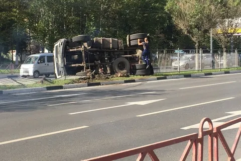 На Московском проспекте в Ярославле перевернулся грузовик