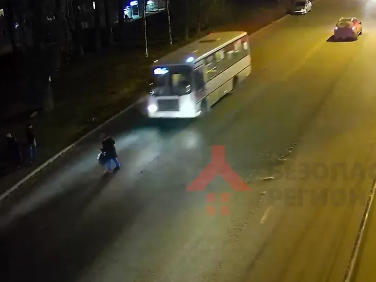 Ярославская пенсионерка, попавшая под колеса маршрутки, госпитализирована