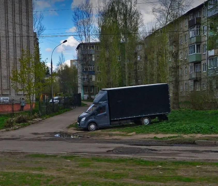 Ярославцы поругались из-за автоматической системы фиксации парковки на газонах