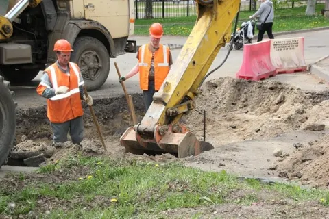 К устранению провала асфальта в центре Ярославля приступили сотрудники «ТГК-2»