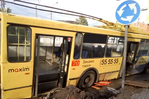 В самом центре Рыбинска троллейбус провалился в яму