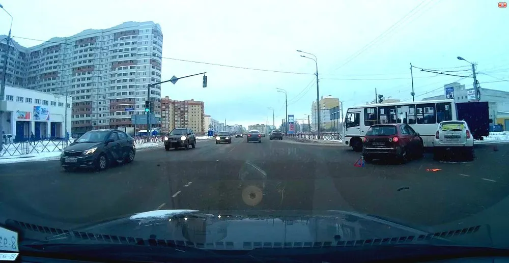 В Брагино сразу два авто протаранили автобус