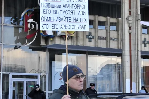 На митинг в поддержку мэра Ярославля собралось около двухсот человек. Фоторепортаж