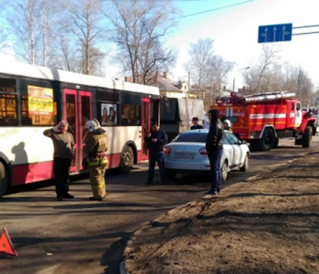 В Ярославле столкнулись автобус 33 маршрута и «Рено»