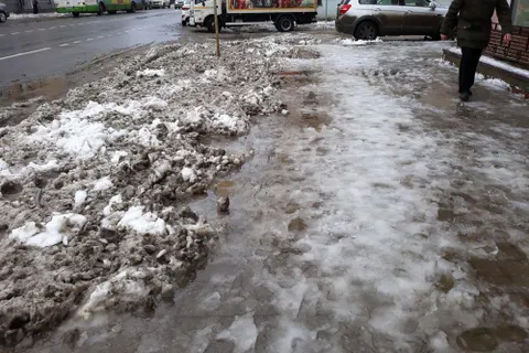 Тротуары в центре Ярославля утонули в снежной жиже