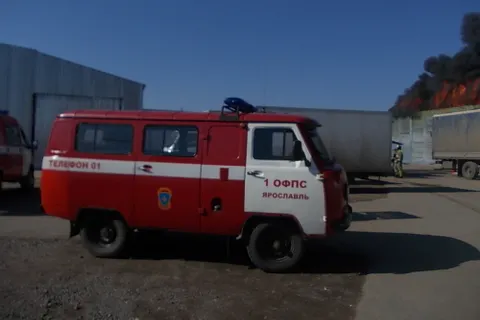 В Дубках Ярославского  района горит склад шин