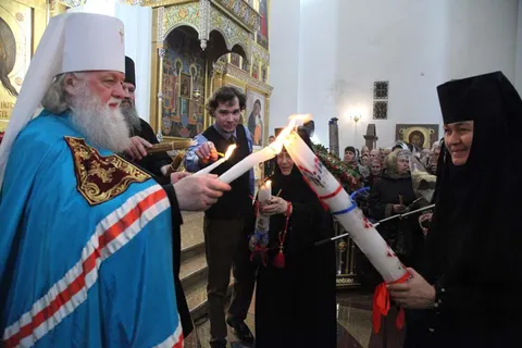 Благодатный огонь встретили в Ярославле