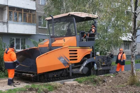 На улице Строителей в Ярославле асфальтируют тротуары шириной три метра