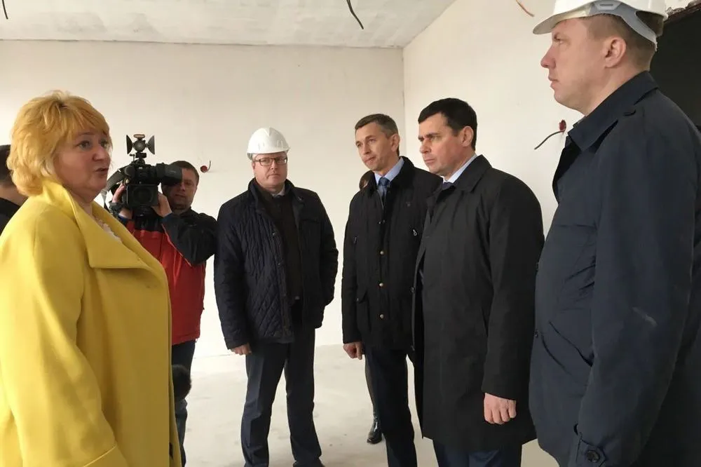 Дмитрий Миронов проинспектировал ход строительства средней школы в Туношне