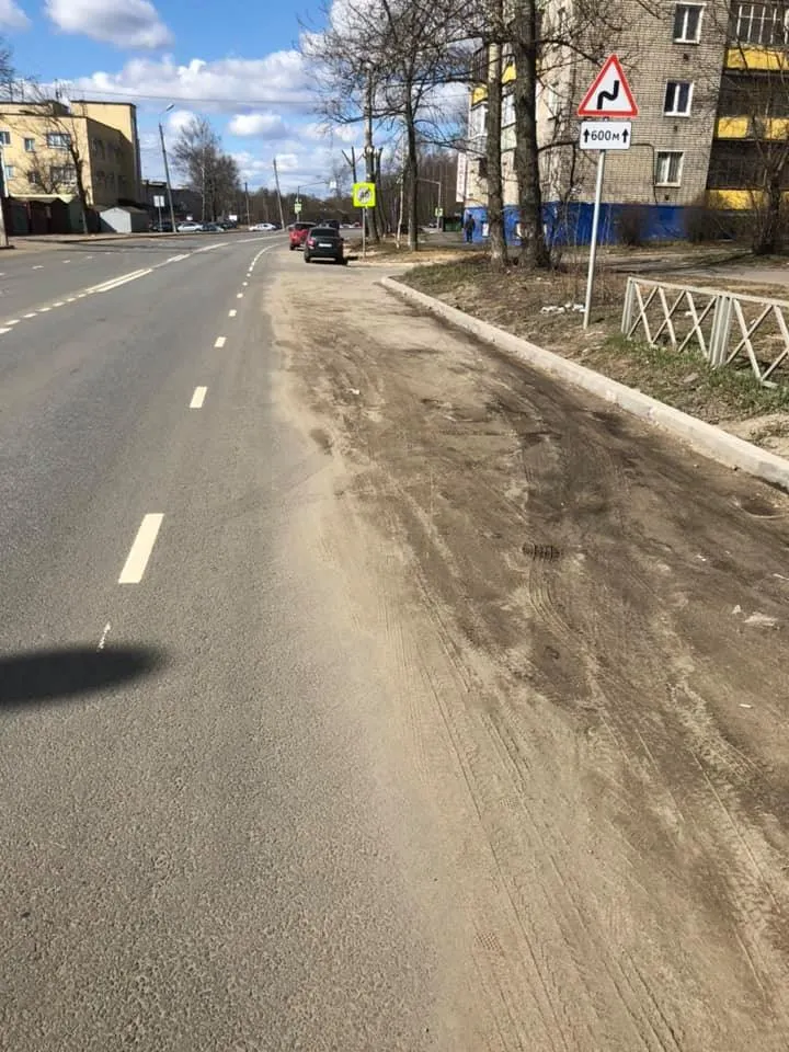 В Ярославле прибордюрные полосы превращаются в газоны