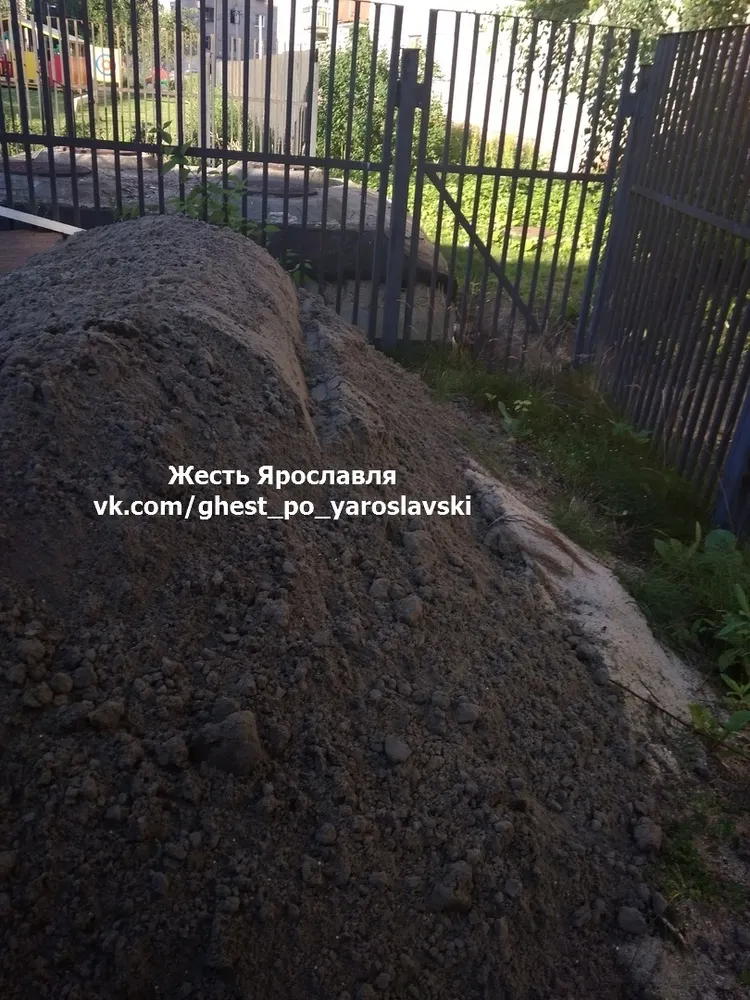 В Ярославле в детский сад в Брагино завезли странный песок