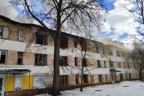 В Ярославле горит расселенный дом на проспекте Октября