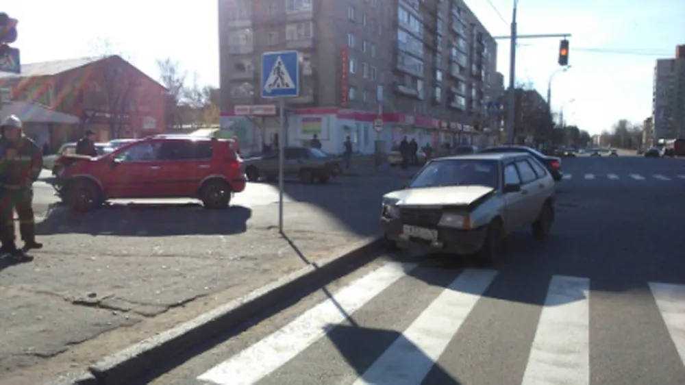 В Рыбинске при ДТП автомобиль вылетел на тротуар