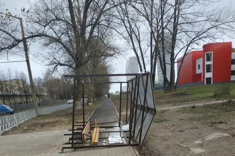 В Ярославле из-за ураганного ветра упала стена подъезда