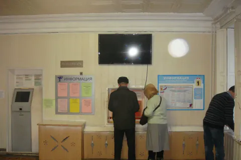  Депутата возмутили бахилы по 10 рублей в ярославской поликлинике