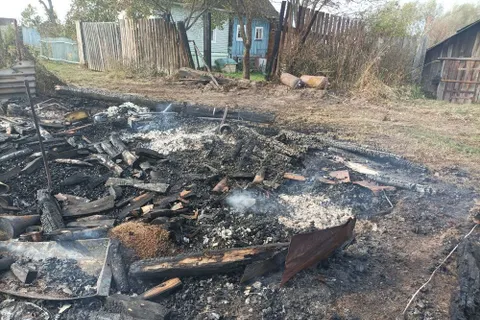 В ярославской деревне сгорело три дачных дома и автомобиль
