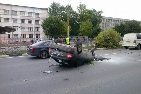 В Ярославле лихач на «Приоре» совершил кувырок в воздухе