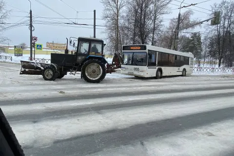 В Ярославле из-за неубранных дорог автобус заблокировал проспект Ленина