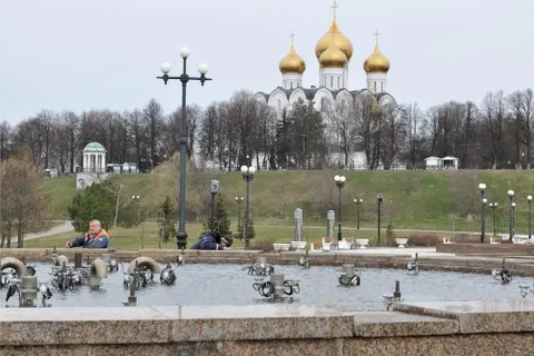 Фонтаны на Стрелке в Ярославле заиграют цветными огнями