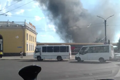 Горит складское помещение в центре Ярославля.