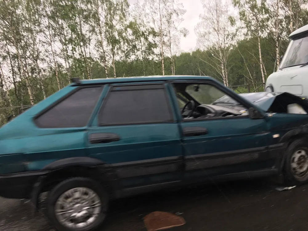 В Ярославле лоб в лоб столкнулись легковушка и УАЗ: видео