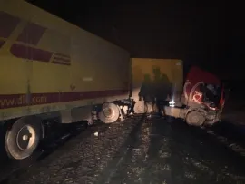 Водитель легковушки погиб после столкновения с двумя фурами