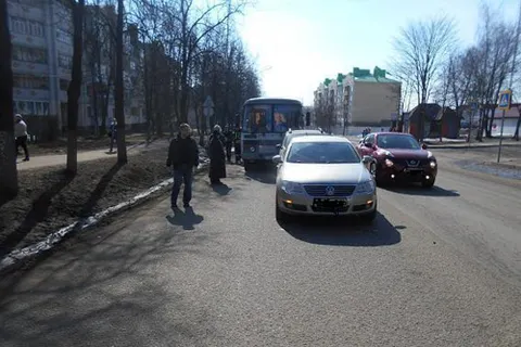 В Угличе автобус врезался в иномарку
