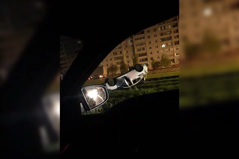 В Ярославле перевернулся автомобиль такси «Тройка»: водитель был пьян