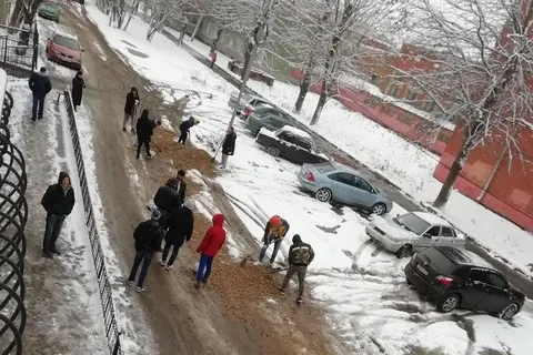 В Ярославле вуз купил гравий, а студенты и педагоги засыпали ямы   