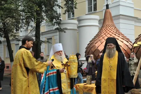 На храме Кирилло-Афанасьевского монастыря в Ярославле начали устанавливать купола