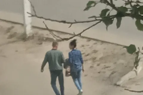 «Бабушка плачет»: пенсионерке, сделавшей замечание хулиганам, разбили окно