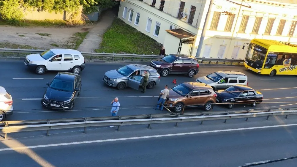 Авария спровоцировала пробку на Московском проспекте в Ярославле