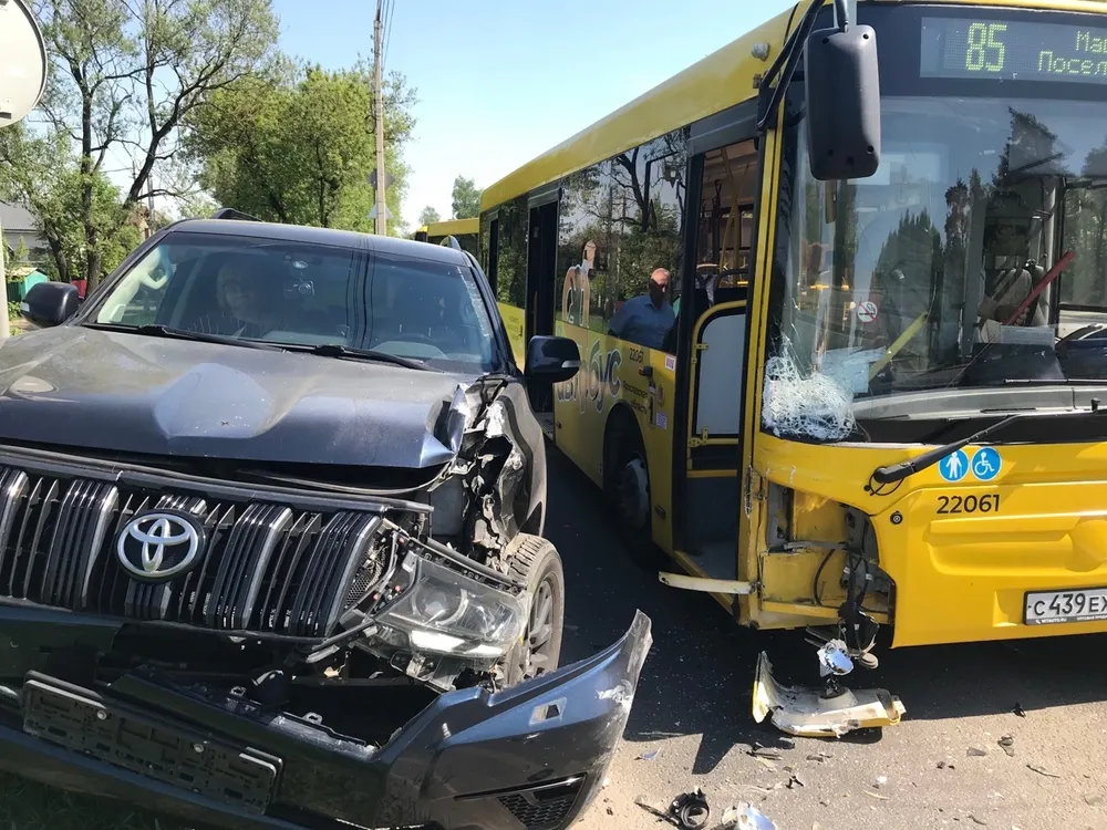 В Ярославле столкнулись «Яавтобус» и внедорожник
