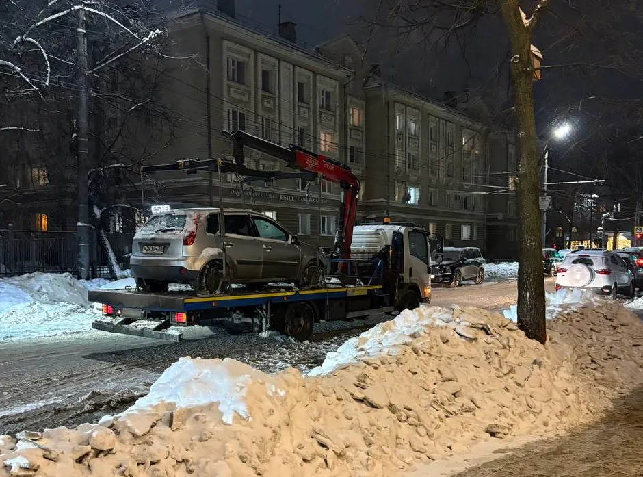 С центральной улицы Ярославля эвакуировали авто, мешающие уборке