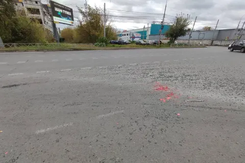 В Ярославле желтый автобус столкнулся с грузовиком