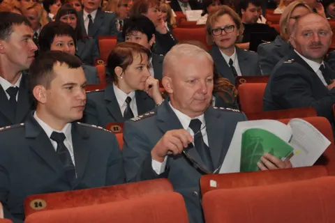 Сергей Ястребов поздравил работников налоговых органов с 25-летием ведомства и вручил им награды