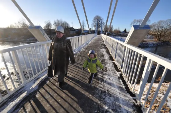 В поселке Борисоглебском Ярославской области открыт пешеходный мост