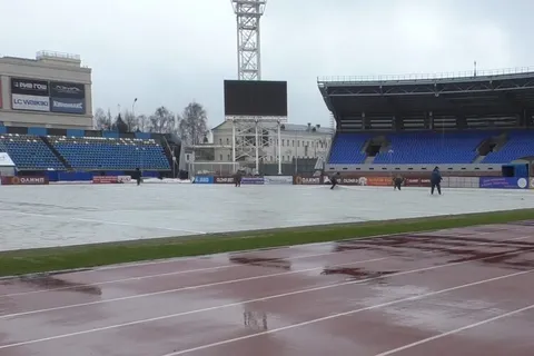 Поле стадиона «Шинник» закрыли специальной пленкой