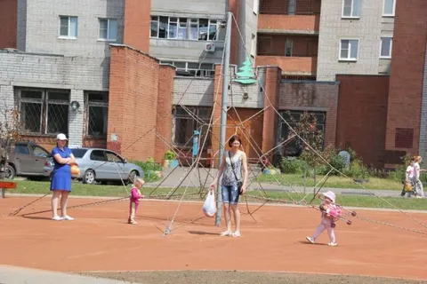 В Заволжском районе Ярославля появилась новая детская площадка