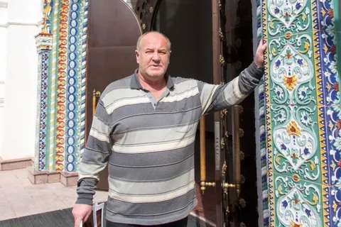 Главный вход Успенского собора в Ярославле – это шедевр из изразцов