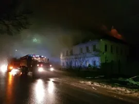 Ночью в центре Ярославля сгорел расселенный дом