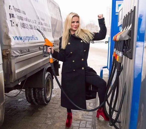 Анна Семенович заправила Газель на АЗС в Ярославле: фото