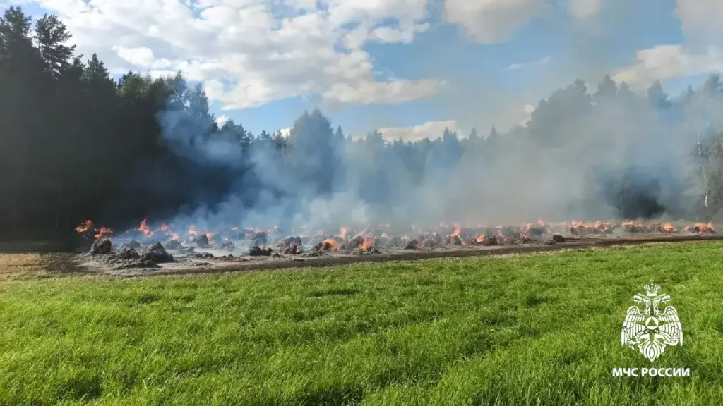 В Ярославской области тушили два масштабных пожара с рулонами сена