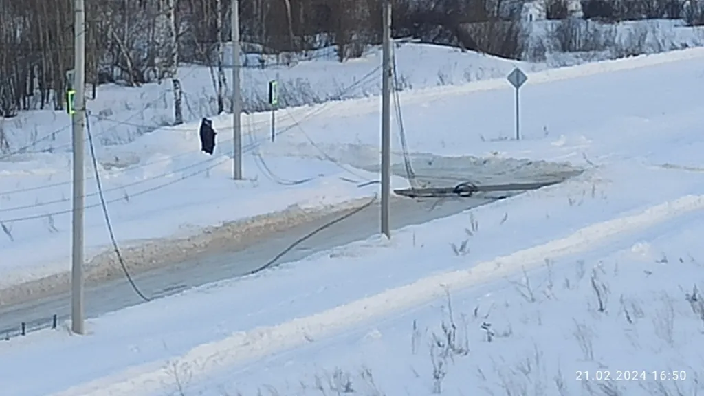 В Ярославле опора освещения рухнула на дорогу
