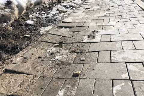 В центре Ярославля вспучило недавно уложенную плитку